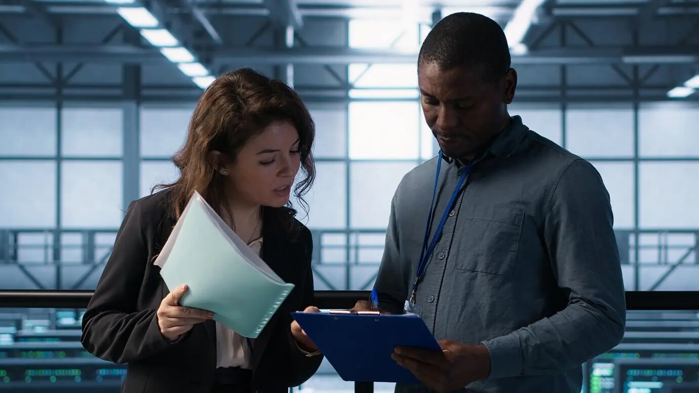 Führungskräfte des Rechenzentrumsmanagements beim Lesen von Papierunterlagen.