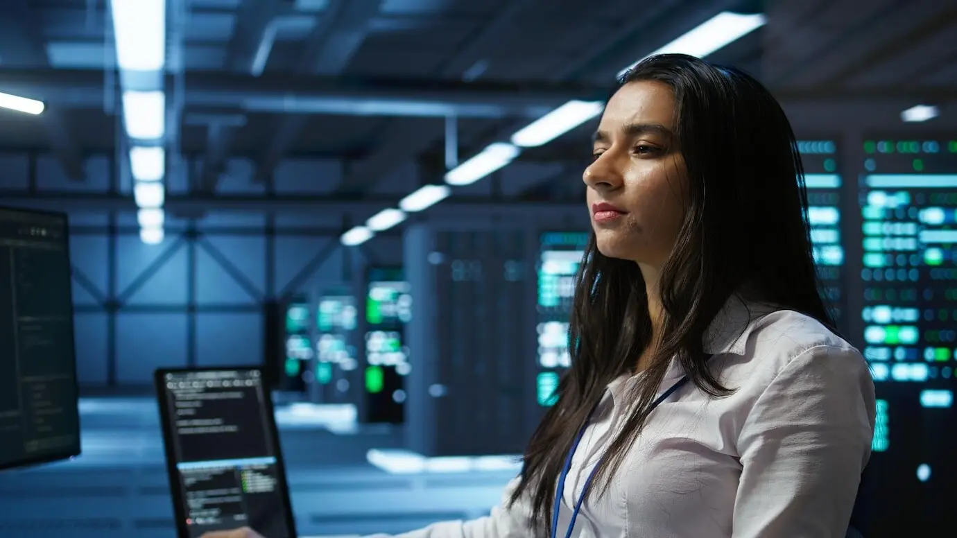 Informatiker im Rechenzentrum, der mit einem Computer Sicherheitsbedrohungen überwacht.