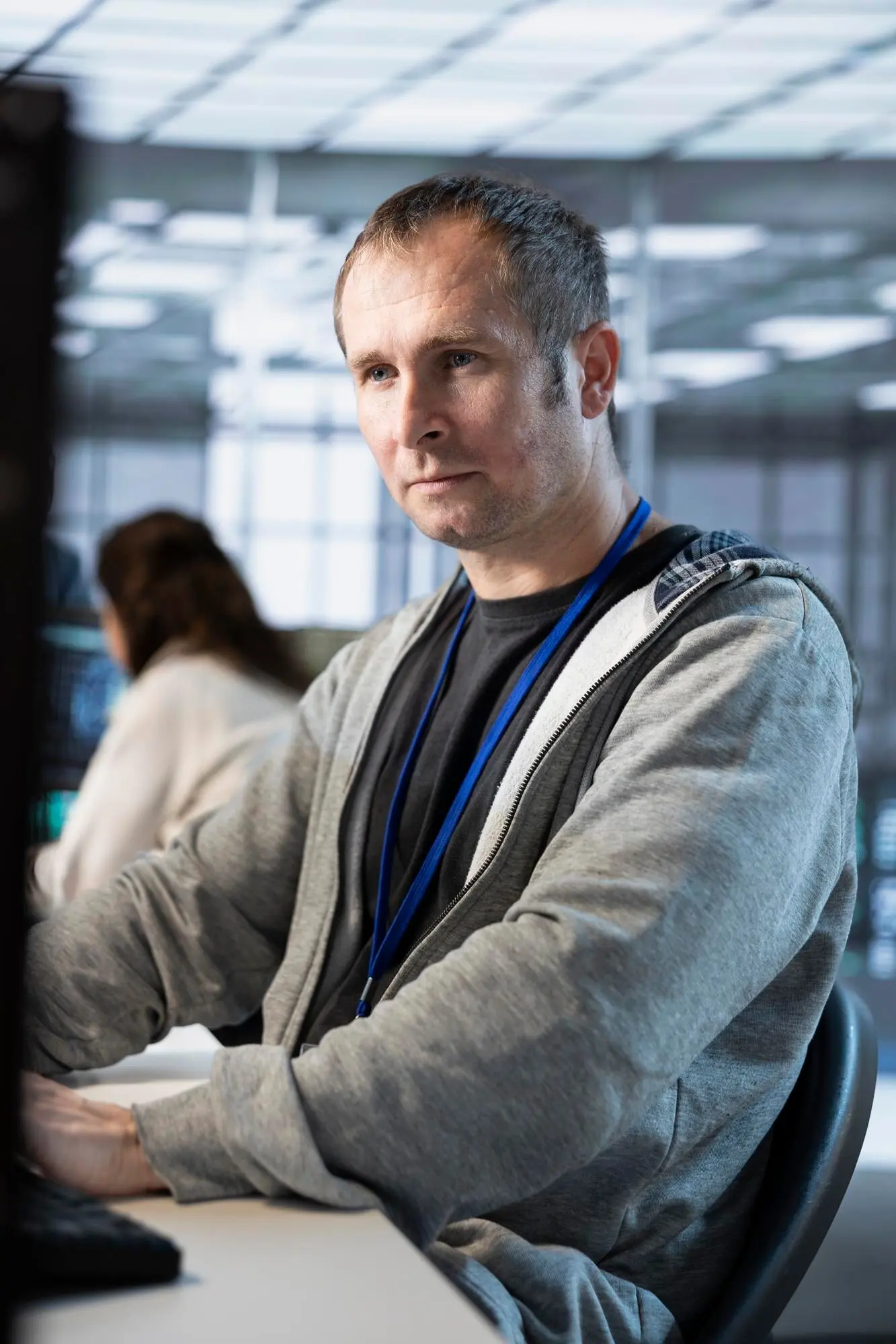 Informatiker in einer Serverfarm, der die Einhaltung von Industriestandards sicherstellt.